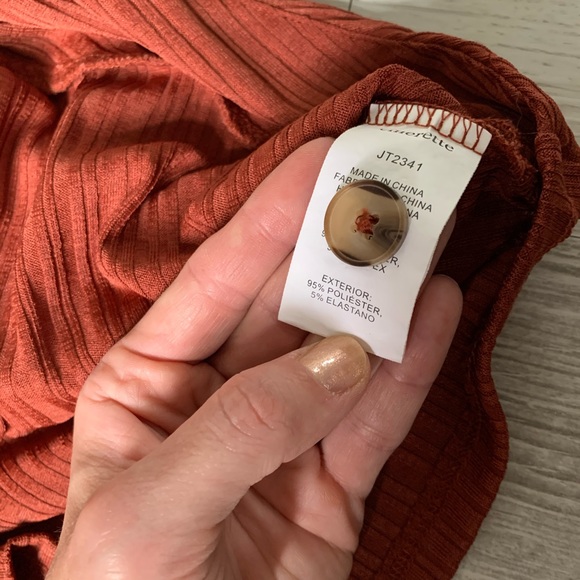 Emerette Short Sleeve Twist Front Crop Top - Picture 5 of 7